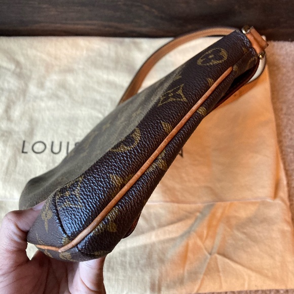 💯% Authentic Louis Vuitton Musette tango should bag - Picture 4 of 10